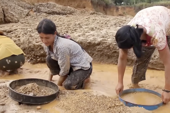 As minas da região se espalham por vales, encostas e cavernas escavadas manualmente ao longo das décadas. Muitos trabalhadores locais dependem diretamente da extração de pedras preciosas para sobreviver. Além dos rubis, Mogok também abriga jazidas de safiras, espinélios e outras gemas valiosas, mas nenhuma delas alcançou a fama internacional dos rubis birmaneses. 