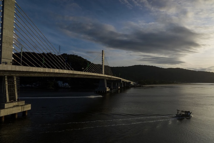 O avanço da obra surpreendeu pela rapidez. Os estudos iniciais começaram em 2019, e a construção teve início em outubro de 2023. Com frentes de trabalho contínuas, a ponte foi concluída em menos de três anos desde a instalação dos primeiros pilares. O projeto também incluiu a implantação de mais de três quilômetros de acessos viários, conectando a estrutura às rodovias da região. Outro ponto relevante é a ausência de pedágio, o que garante travessia gratuita para os usuários.