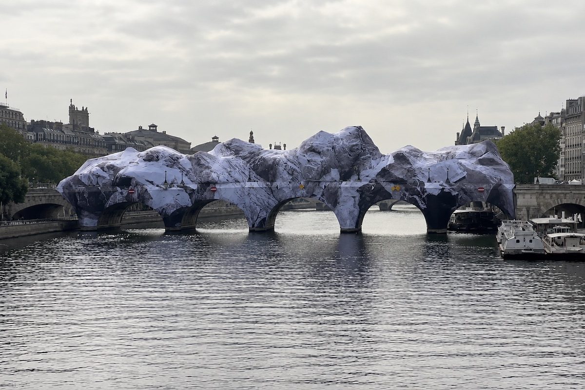 Ponte mais antiga de Paris vira 'caverna' gigante em instalação elaborada por artista francês – Reprodução/YouTube Le Parisien