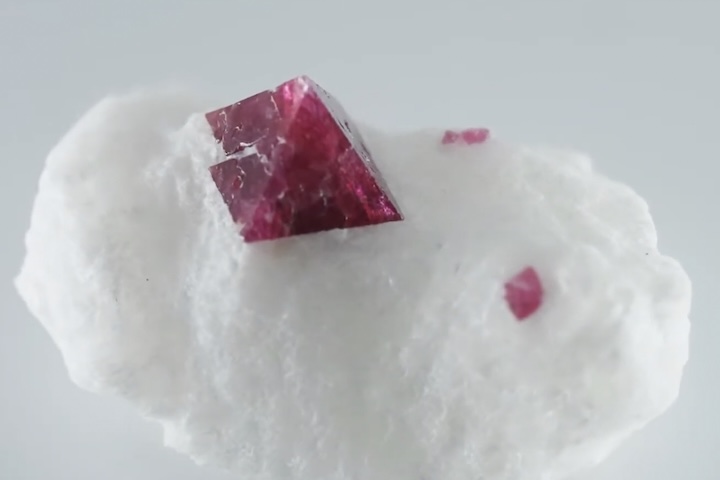 Em muitos casos, pequenas imperfeições internas servem como assinatura natural das gemas, elemento importante para confirmar autenticidade e origem. Apesar da fama e da riqueza mineral, a região enfrenta desafios econômicos e sociais. A mineração informal continua presente em várias áreas, muitas vezes em condições difíceis de trabalho.