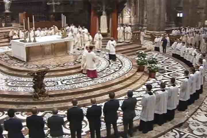 A Catedral desempenhou papel político e religioso ao longo da história, sendo palco de coroações e cerimônias oficiais. Reis e líderes encontraram no Duomo um espaço insubstituível de legitimação e poder. Desse modo, o templo consolidou-se como símbolo da identidade milanesa e italiana, perpetuando sua relevância e autoridade espiritual.