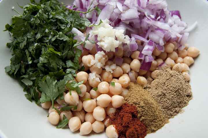 Ainda assim, o faláfel reúne ingredientes associados a uma alimentação equilibrada, incluindo leguminosas, ervas frescas e especiarias ricas em compostos antioxidantes.
