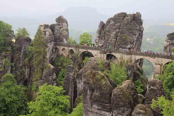 O turismo em Königstein é impulsionado pela combinação de natureza e história, com destaque para a fortaleza e o parque nacional vizinho. Festivais e eventos completam a experiência dos visitantes, garantindo atratividade em todas as estações. A cidade se consolida como destino que une lazer, cultura e contemplação.
