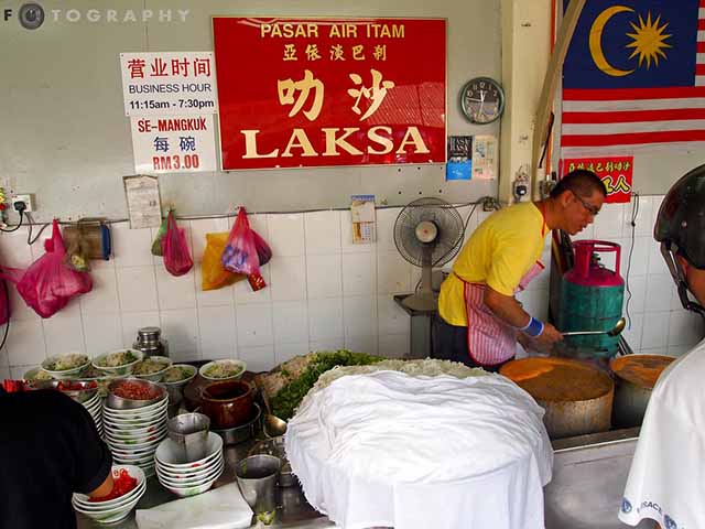 Além dessas variedades, existem dezenas de adaptações regionais espalhadas pelo Sudeste Asiático. A laksa também possui forte ligação com a cultura popular e com a comida de rua asiática. Em mercados noturnos e centros gastronômicos conhecidos como hawker centers, especialmente em Singapura, o prato é vendido diariamente em versões simples e acessíveis. Muitos desses locais são reconhecidos internacionalmente pela qualidade das receitas tradicionais e pelo papel cultural que exercem na preservaç