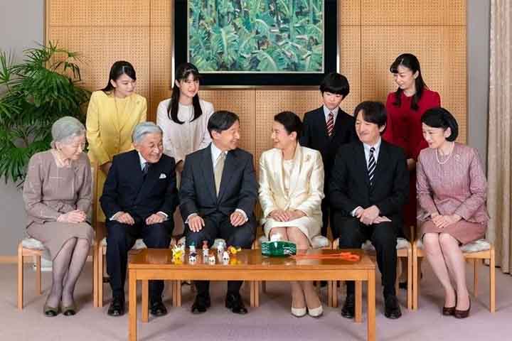 Somente membros da família imperial podem acessar as áreas mais internas do Naik?, o que reforça o vínculo entre o poder espiritual e o Estado japonês. A relação é vista como expressão da harmonia entre divino e humano, onde o imperador atua como mediador entre ambos. O gesto reafirma a origem sagrada da linhagem imperial e sua conexão com Amaterasu, perpetuando legitimidade espiritual da monarquia.