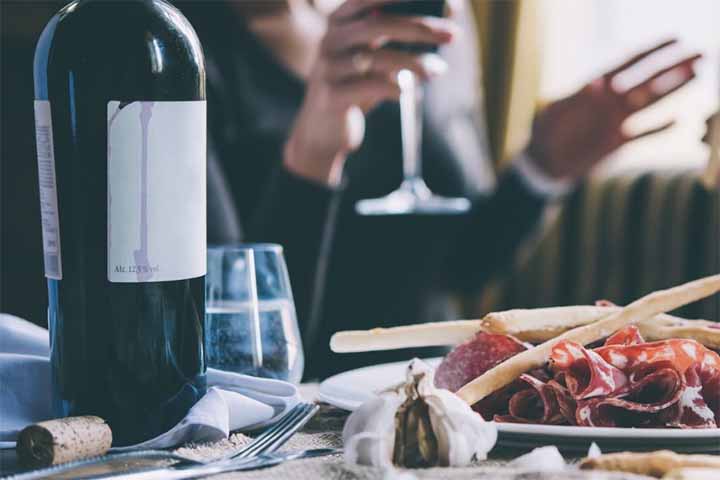 Em restaurantes mais sofisticados, a taxa também pode contemplar decantadores, adegas climatizadas e atendimento especializado de sommeliers. Por isso, muitos estabelecimentos argumentam que a cobrança não se resume apenas à entrada da bebida, mas ao serviço completo associado ao consumo.
