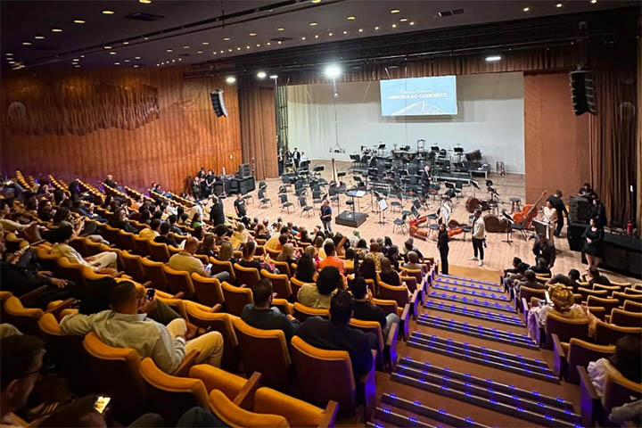 O interior do teatro também reflete essa proposta multidisciplinar. O complexo abriga três principais salas: a Villa-Lobos, destinada a grandes espetáculos; a Martins Pena, voltada para produções de médio porte; e a Alberto Nepomuceno, mais intimista. 
