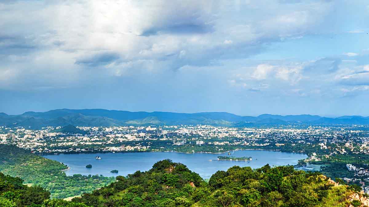 O Lago Fateh Sagar é outro destaque de Udaipur, cercado por colinas e jardins. Passeios de barco e ilhas artificiais tornam o espaço ideal para lazer e contemplação. É um lago que complementa a atmosfera romântica e natural da cidade, sendo muito frequentado por famílias e turistas, além de abrigar institutos de pesquisa e espaços de lazer modernos.