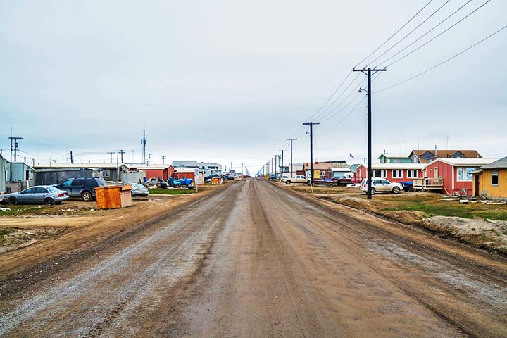 O retorno do sol é celebrado com danças Iñupiaq, festividades de Páscoa e o Piuraagiaqta, festival anual de primavera cujo nome significa 