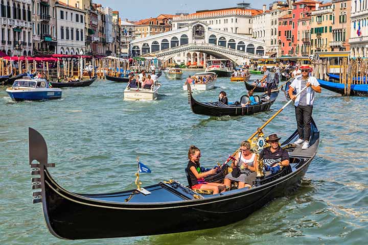 O turismo transformou as gôndolas em uma das atrações mais procuradas de Veneza, com passeios pelos canais históricos. A experiência oferece vistas únicas de palácios e pontes, criando memórias inesquecíveis para quem participa. O passeio de gôndola tornou-se sinônimo de romantismo e encanto, atraindo visitantes de todas as partes do mundo.