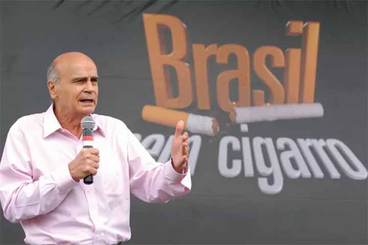 A trajetória de Drauzio também é marcada por engajamento social, com defesa de políticas públicas de saúde e críticas às desigualdades no acesso a tratamentos. Ele alerta para os riscos da desinformação e da negligência estatal, reforçando sua imagem de médico comprometido com justiça social. Essa atuação amplia sua relevância além da medicina, aproximando-o de debates sobre cidadania.