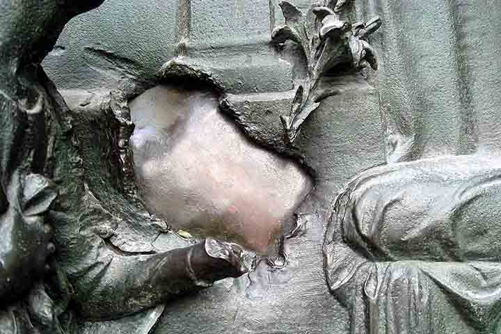Durante a Segunda Guerra Mundial, a Catedral sofreu sérios danos, mas foi restaurada com dedicação e cuidado. O processo de reconstrução, portanto, reforçou o valor do monumento como patrimônio cultural. A preservação garantiu que o Duomo continuasse a ser admirado por gerações, mantendo sua imponência e significado histórico.
