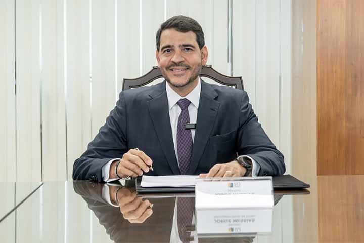 Messias tornou-se procurador da Fazenda Nacional em 2007 e, ao longo dos anos, ocupou cargos relevantes em governos do Partido dos Trabalhadores, como subchefe para Assuntos Jurídicos da Presidência da República, além de funções no Ministério da Educação e no Ministério da Ciência e Tecnologia. Ele ainda atuou em órgãos do executivo como Banco Central e BNDES. 
