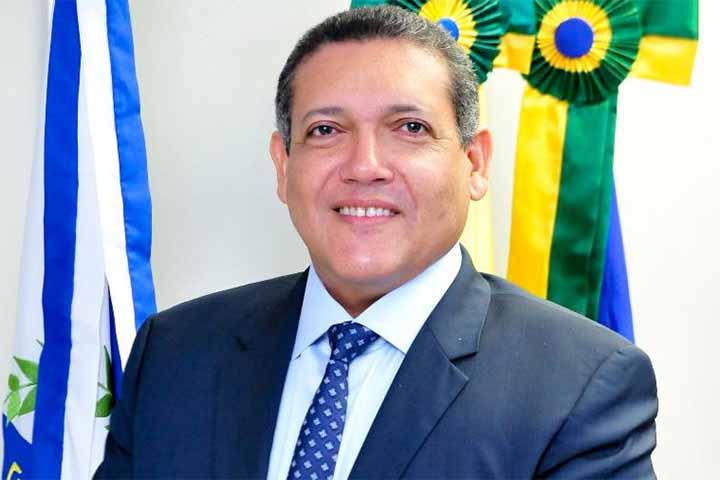 Kassio Nunes Marques nasceu em Teresina, no dia 16 de maio de 1972. Filho de professores da rede pública, ele cresceu na periferia da capital do Piauí e é o primeiro de sua família a se formar em um curso de ensino superior.

