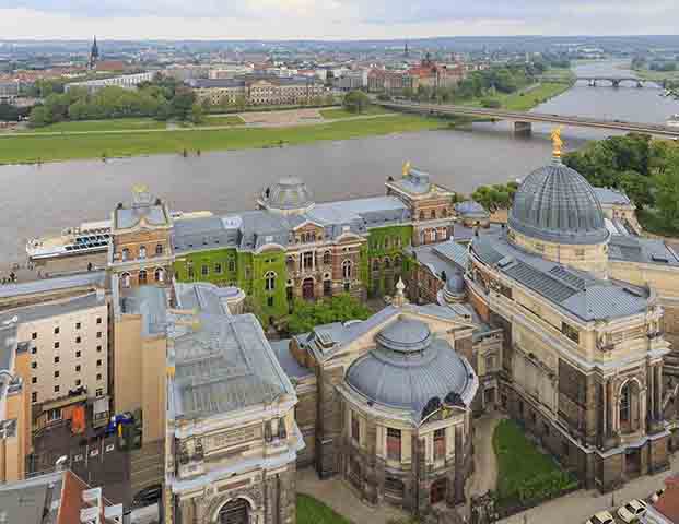 A proximidade com Dresden facilita o acesso a Königstein e amplia sua relevância turística na Saxônia. Visitantes podem combinar passeios de barco e pela capital com a exploração da fortaleza e das trilhas do parque nacional. Essa conexão fortalece o papel da cidade como destino regional e internacional.

