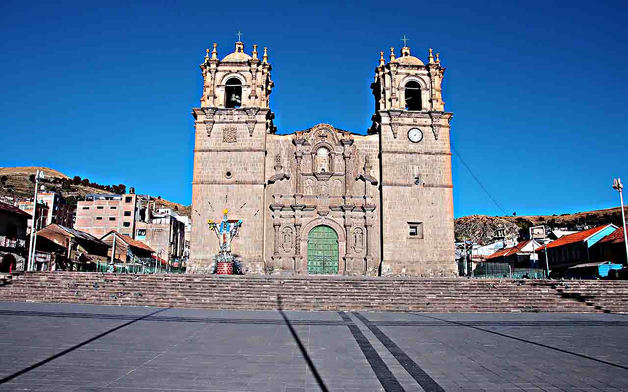 A Catedral de Puno, construída no século 18, é um exemplo da arquitetura barroca andina. Localizada na Plaza de Armas, é um dos símbolos religiosos mais importantes da cidade. O interior guarda altares e imagens que refletem a espiritualidade local, enquanto a fachada imponente é considerada uma das mais belas expressões do barroco peruano.
