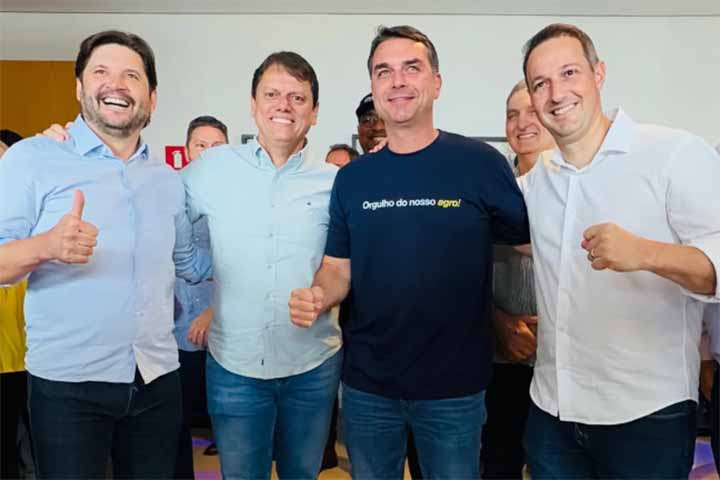 Tarcisio disse ainda que a postura adotada pelo senador ao responder às acusações foi adequada. “O Flávio imediatamente procurou dar todos os esclarecimentos, entrou em campo, falou do que se tratava. Eu acho que ele precisa continuar dando os esclarecimentos à medida que as perguntas forem aparecendo, que é fundamental que todo mundo tenha segurança na relação do que aconteceu”, disse. “Deu a cara a tapa, foi lá, falou, se pronunciou e procurou explicar o que aconteceu”, acrescentou.
