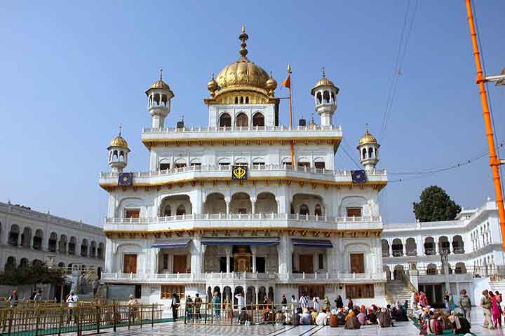 O complexo do Templo Dourado abriga o Akal Takht, autoridade suprema do sikhismo, onde decisões religiosas e políticas são tomadas. Museus no local preservam a história dos mártires sikhs e sua luta contra perseguições, incluindo peças históricas e armas antigas. Sua influência cultural se estende à diáspora sikh, especialmente em países como Canadá e Reino Unido.