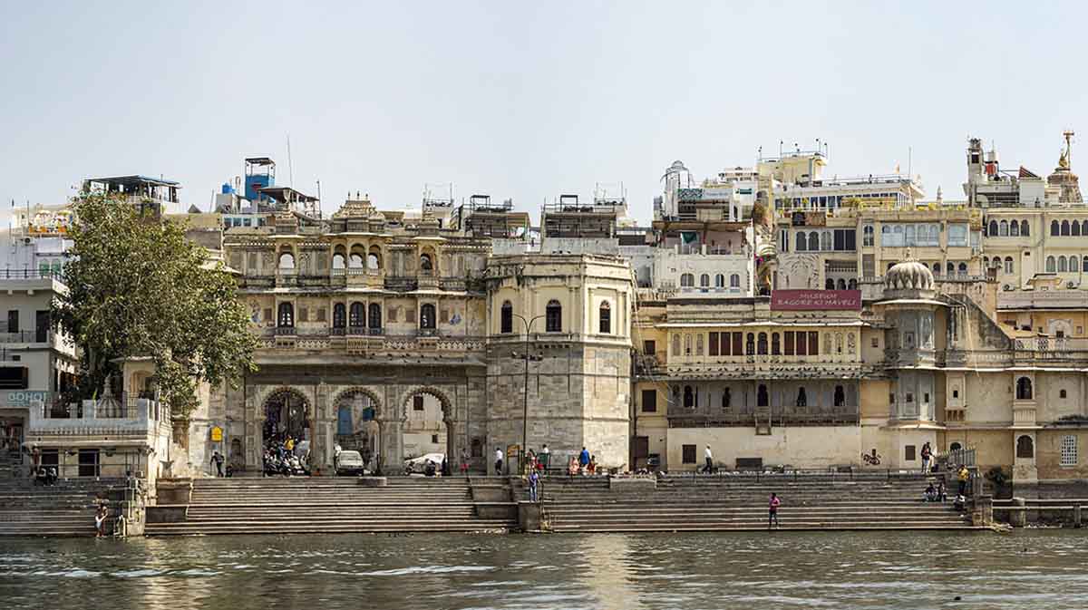 O Bagore Ki Haveli, às margens do Lago Pichola, é hoje um museu que preserva a história de Udaipur. O espaço reúne artefatos, trajes e apresentações culturais que revelam a vida dos marajás. É um ponto de encontro entre memória e tradição, atraindo visitantes interessados em cultura e história, além de oferecer espetáculos noturnos que celebram a música e a dança rajastani.