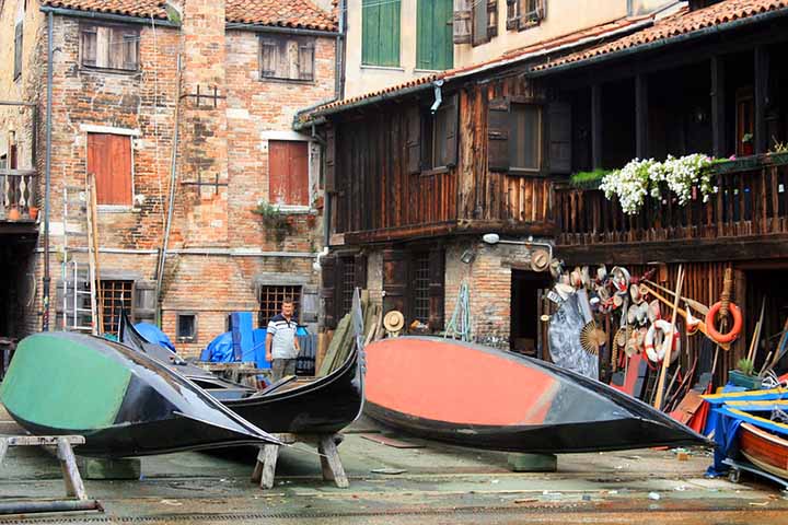 A manutenção das gôndolas é constante, com revisões periódicas para preservar sua estrutura e beleza. Os mestres artesãos garantem que cada embarcação esteja em perfeitas condições de uso e segurança. O cuidado reflete o valor cultural e econômico que elas representam para Veneza, além de assegurar sua longevidade como tradição.