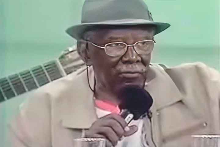 Há 113 anos, em 12 de maio de 1913, nascia no Rio de Janeiro José Bispo Clementino dos Santos, o eterno Jamelão, voz histórica da escola de samba Estação Primeira de Mangueira e um dos maiores intérpretes da história do gênero. Dono de um timbre grave, potente e inconfundível, ele se transformou em símbolo do Carnaval carioca ao conduzir sambas-enredo da popular escola por décadas, tornando-se referência absoluta para gerações de cantores e sambistas. Mais do que um intérprete de avenida, Jamelã -  (crédito:  Reprodução do Youtube Canal Meu Kantinho Centro de Cultura)