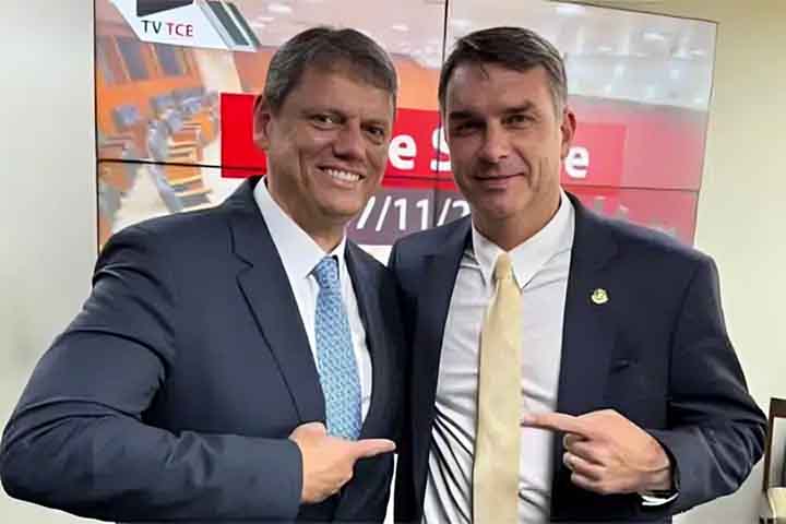 O governador de São Paulo, Tarcisio de Freitas (Republicanos), declarou que a revelação do áudio enviado por Flávio Bolsonaro para o banqueiro Daniel Vorcaro, preso por fraudes financeiras, não irá enfraquecer a campanha à presidência do senador do PL. Na conversa, divulgada pelo site “Intercept Brasil”, Flávio pede ao dono do banco Master dinheiro para financiar o filme “Dark Horse”, uma cinebiografia do ex-presidente Jair Bolsonaro que tem o ator Jim Caviezel (“A Paixão de Cristo”) no papel pr -  (crédito: - Reprodução do X @Flávio Bolsonaro)