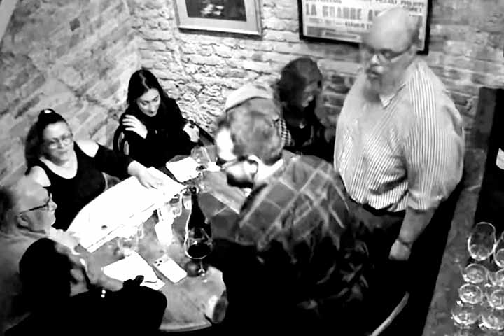 O cantor Ed Motta envolveu-se em uma confusão no restaurante Grado, no Rio de Janeiro, devido à cobrança de uma taxa de rolha. O episódio, que teve grande repercussão nas redes sociais, aconteceu no restaurante localizado no Jardim Botânico, na Zona Sul do Rio de Janeiro, na madrugada de 3 de maio de 2026. O caso ganhou destaque após vídeos mostrarem a reação exaltada do artista, que aparece jogando uma cadeira no chão após discussão e antes de deixar o local. 
 -  (crédito:  Reprodução de vídeo G1)