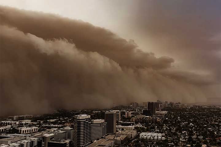 O futuro das tempestades de areia está ligado às mudanças climáticas e ao uso da terra. O aumento das secas e a degradação ambiental podem intensificar sua frequência e gravidade. Por isso, compreender e agir sobre suas causas é essencial para proteger populações e ecossistemas, além de garantir resiliência global e reduzir vulnerabilidades sociais.