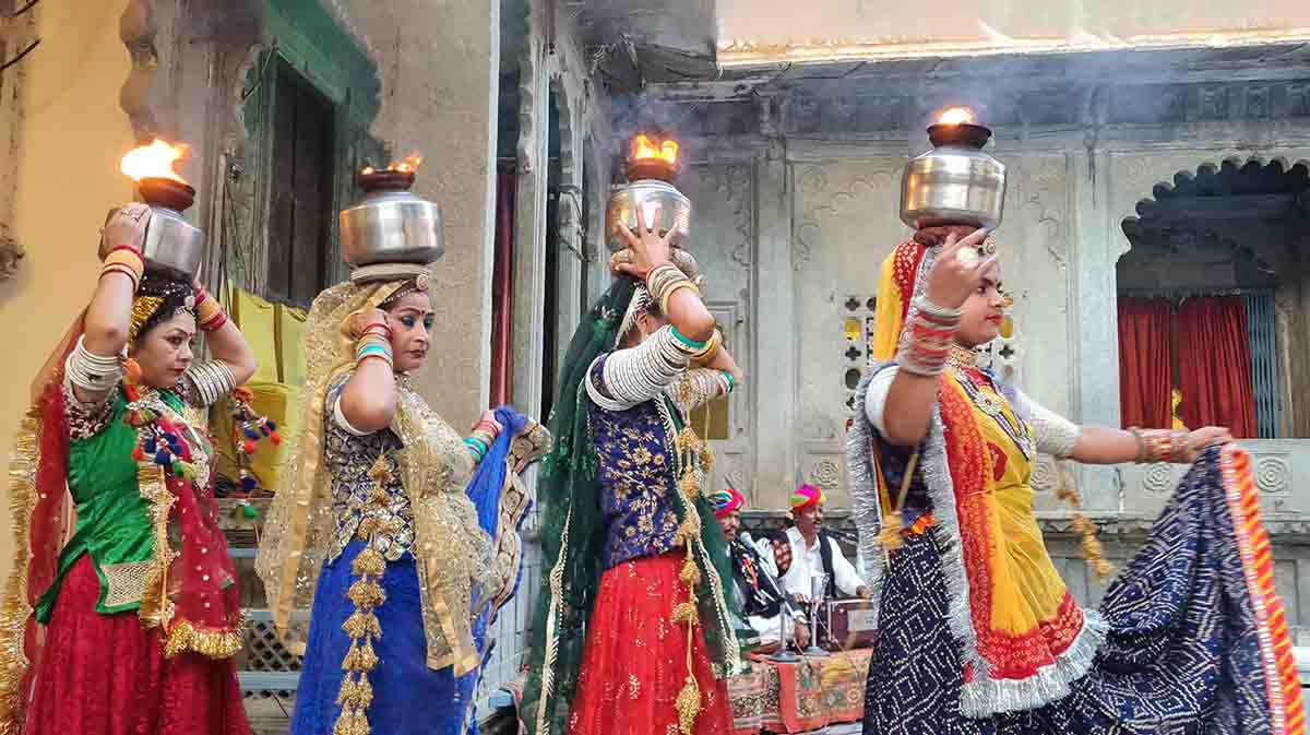 Udaipur mantém tradições que atravessam séculos e permanecem presentes no cotidiano. O artesanato, a música e as danças folclóricas reforçam a identidade cultural da cidade. Esse patrimônio imaterial garante que cada visita seja uma experiência autêntica de história e espiritualidade, conectando passado e presente, e fortalecendo a imagem de Udaipur como guardiã da cultura rajastani.