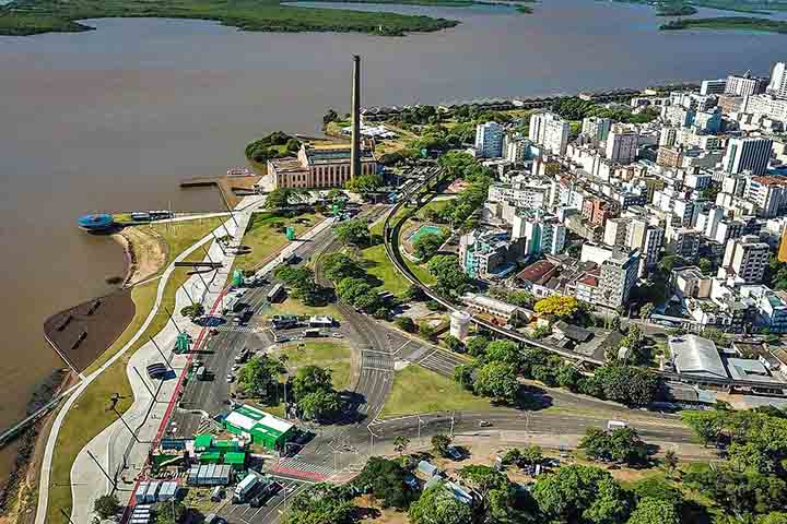 A orla ao redor da usina também integra o charme do local. O espaço externo é frequentado por ciclistas, corredores, casais e famílias que aproveitam a paisagem ribeirinha, especialmente nos fins de semana. Feiras de artesanato e gastronomia tomam conta da área com frequência, fortalecendo a vocação do Gasômetro como polo de convivência e cultura.