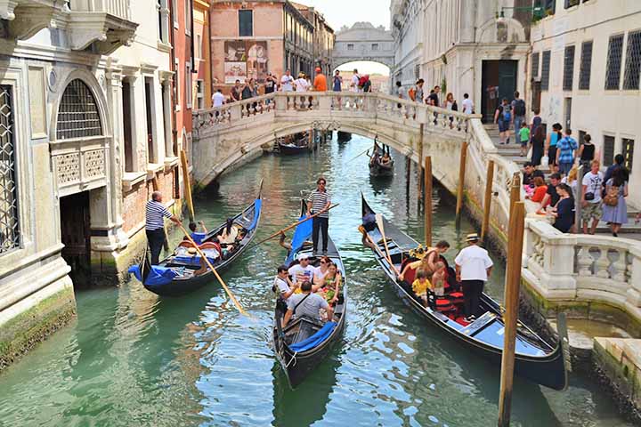 Conhecer as gôndolas é mergulhar na tradição e na história de Veneza, onde arte e funcionalidade se encontram em harmonia. Elas simbolizam a resistência da cultura local diante da modernidade e do turismo em massa, mantendo sua essência intacta. A experiência de navegar em uma gôndola é vivenciar a alma da cidade e sua magia atemporal, tornando-se inesquecível para qualquer visitante.