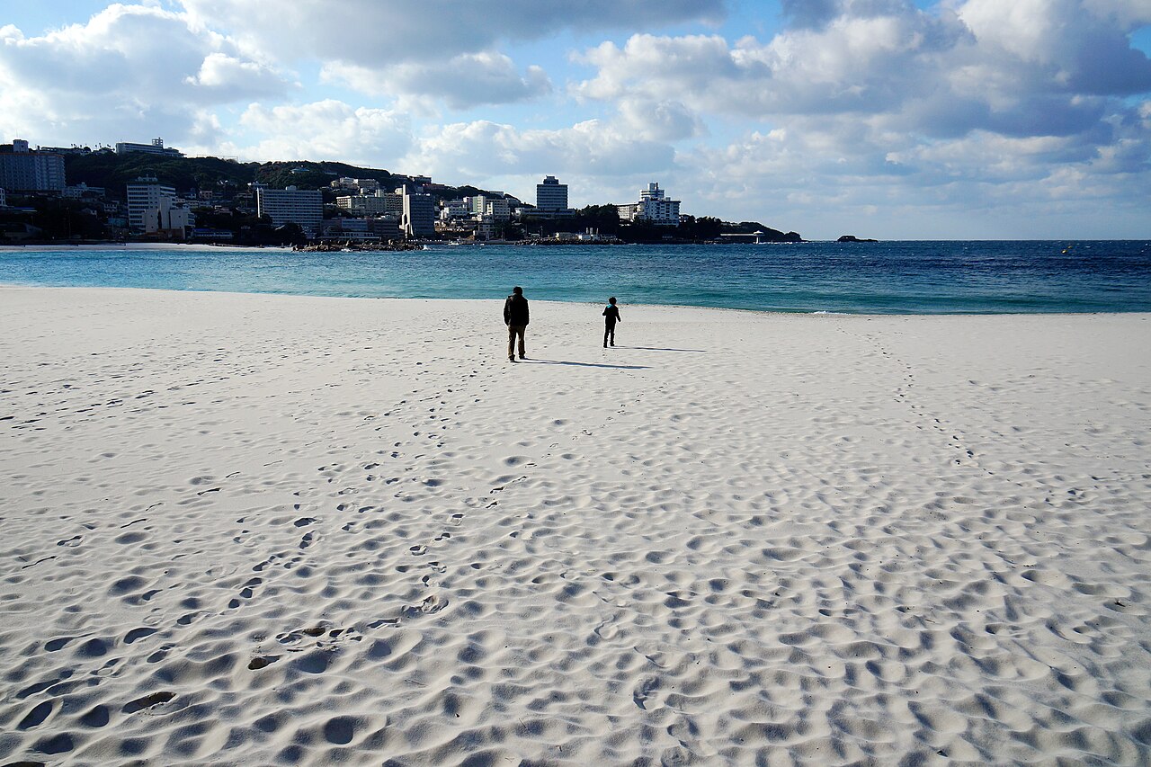 Em Wakayama, Shirahama Beach é famosa por sua areia clara e pela atmosfera vibrante durante o verão. A praia oferece tanto relaxamento quanto atividades culturais, com festivais e proximidade de banhos termais tradicionais. É um destino que une lazer moderno com tradições japonesas. Sua popularidade a torna um dos pontos mais emblemáticos do litoral japonês, sempre repleto de energia e movimento.
