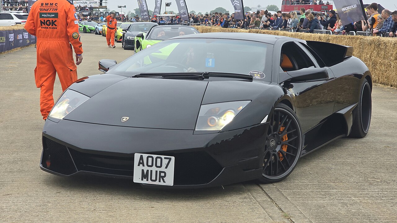 A Lamborghini costumava batizar seus carros com nomes ligados a touros e às touradas espanholas, como forma de transmitir força e personalidade. A tradição ajudou a reforçar a identidade marcante e esportiva da marca. Por exemplo, Miura, Murciélago (foto), Aventador e Gallardo, todos associados ao universo das touradas.
