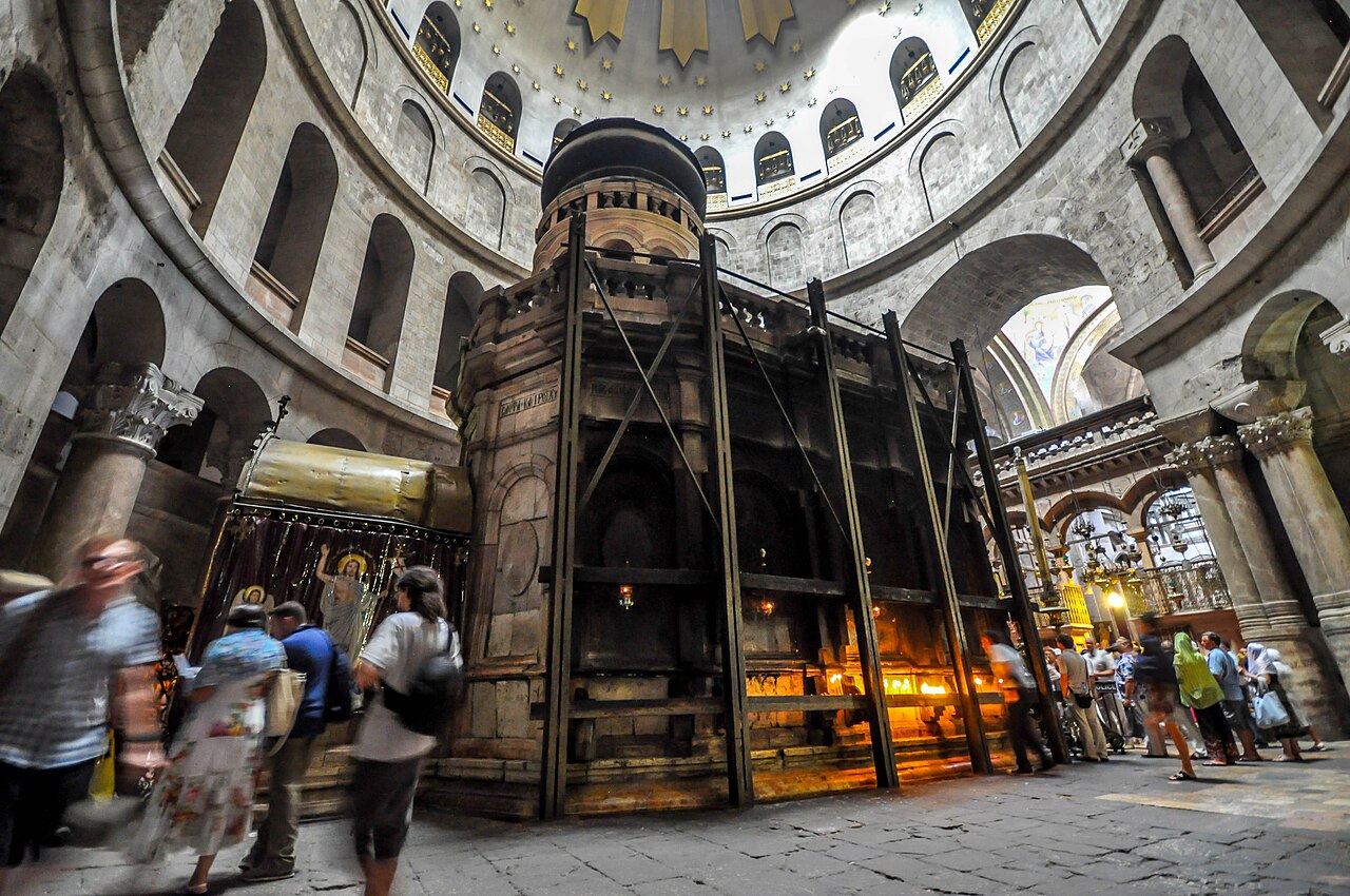 O ponto mais reverenciado dentro do Santo Sepulcro é a Edícula, pequena capela que abriga o suposto túmulo de Jesus. Ali, os fiéis se ajoelham em oração, buscando conexão espiritual com o momento da ressurreição. O espaço é pequeno e constantemente visitado, criando uma atmosfera intensa de devoção e silêncio. A experiência de entrar nesse ambiente é descrita como profundamente transformadora.
