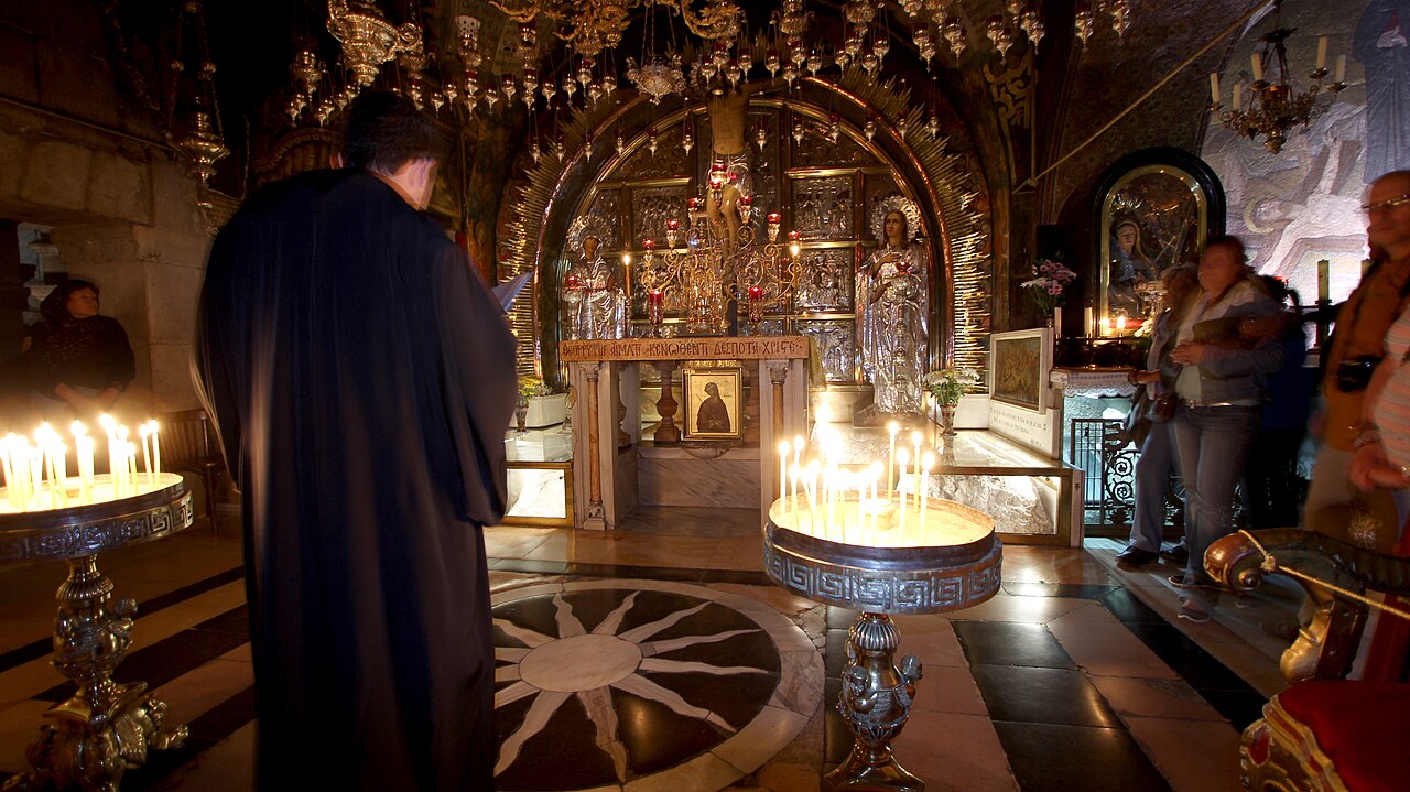 Outro local de destaque é o Calvário, identificado como o lugar da crucificação de Cristo, acessado por uma escadaria que leva até o altar ornamentado onde se acredita que a cruz foi erguida. O contraste entre o esplendor artístico e a memória do sofrimento é reforçado por ícones e mosaicos que intensificam a dramaticidade do episódio. Assim, peregrinos se emocionam ao tocar o ponto considerado sagrado.