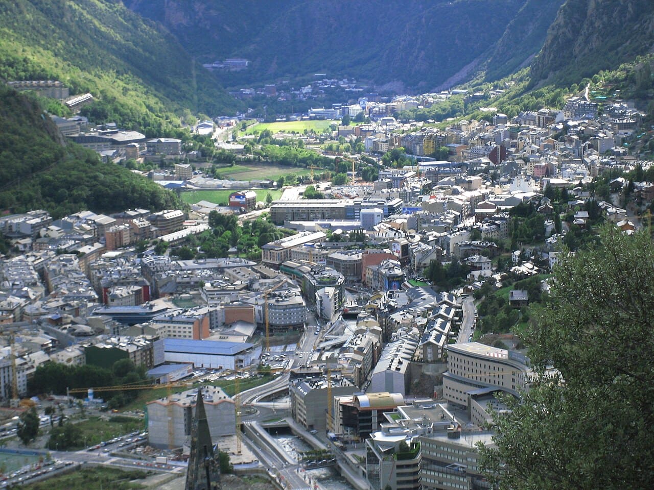 Embora não tenha exatamente o mesmo nome do país, a capital de Andorra é a Andorra la Vella, expressão que significa “Andorra, a Velha”. Situada entre montanhas dos Pireneus, essa capital mais alta da Europa atrai visitantes pelas ruas comerciais, centros de compras, arquitetura histórica e pela proximidade com estações de esqui e áreas de natureza que cercam o país.