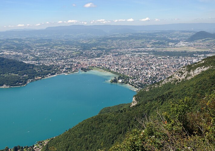 O lago é palco de atividades como vela, caiaque e stand-up paddle, atraindo praticantes de diferentes níveis. As águas calmas e cristalinas oferecem condições ideais para esportes recreativos e competições, estimulando uma vocação que firma o turismo e dinamiza a economia local. Desse modo, regatas internacionais e eventos esportivos consolidam Annecy como referência no cenário náutico europeu.

