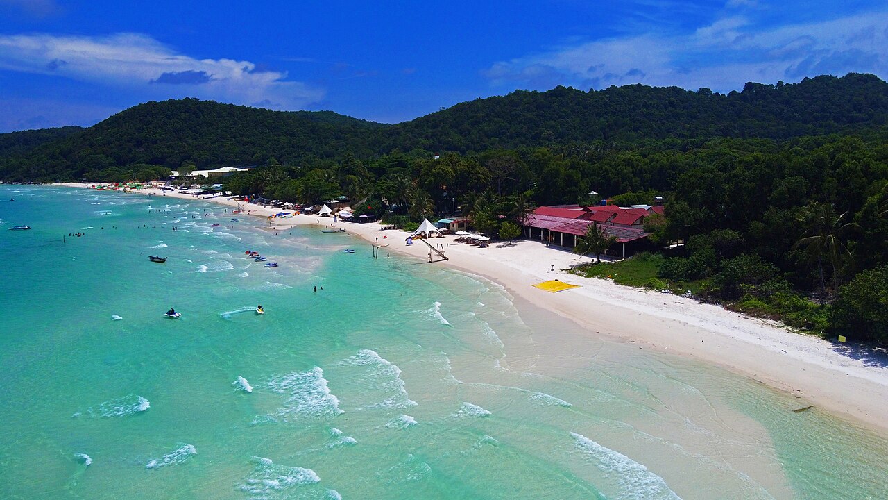 Phu Quoc, maior ilha do Vietnã, destaca-se por praias paradisíacas cercadas por florestas tropicais e resorts sofisticados. O destino oferece mergulho, passeios de barco e experiências gastronômicas, atraindo quem busca conforto aliado à aventura. Além disso, a ilha é reconhecida pela produção tradicional de molho de peixe, conectando turismo à cultura culinária vietnamita. O crescimento do ecoturismo e a criação de áreas de preservação marinha reforçam sua relevância como destino internacional 