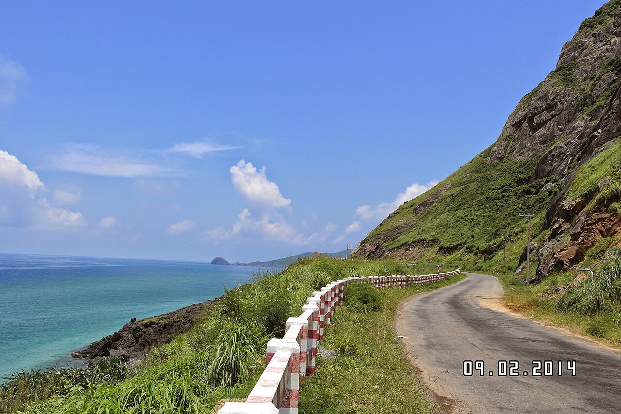 O arquipélago de Con Dao é famoso por suas águas cristalinas e pela preservação ambiental que protege tartarugas marinhas. Suas praias oferecem tranquilidade e contato com a natureza, criando atmosfera de refúgio exclusivo. Além disso, a história marcada por antigas prisões coloniais conecta beleza natural com memória cultural, tornando Con Dao um destino de reflexão, descanso e ecoturismo responsável.