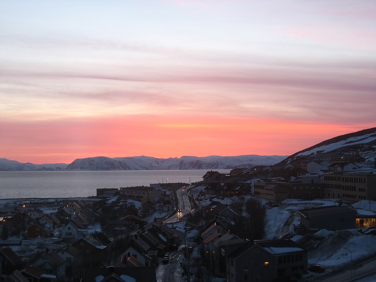 Por fim, Hammerfest é considerada uma das cidades mais antigas do Ártico e celebra o sol da meia-noite com eventos culturais e atividades turísticas. O fenômeno se tornou referência mundial e fortalece a identidade da cidade como destino polar. Autoridades locais promovem campanhas de saúde para lidar com os efeitos da exposição prolongada à luz.