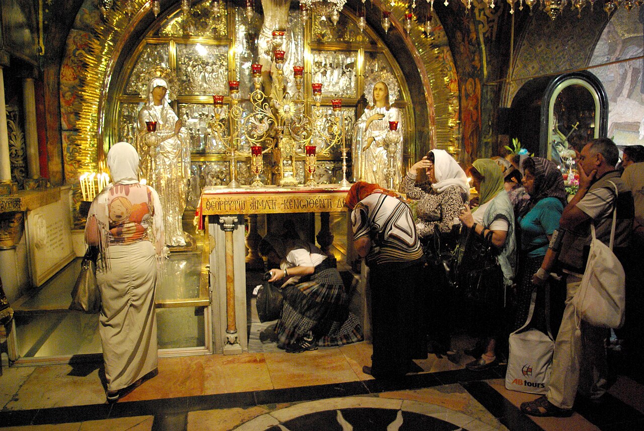O Santo Sepulcro segue como destino de peregrinação e turismo, e a experiência de entrar em seu interior é descrita como profundamente transformadora, unindo passado e presente em um só espaço e despertando emoções intensas. O templo permanece como testemunho vivo da fé cristã e da história de Jerusalém, fortalecendo a conexão entre passado e presente e renovando a espiritualidade a cada visita.