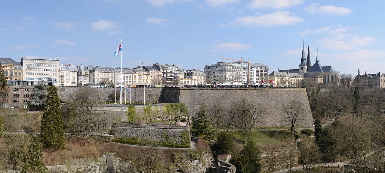 Luxemburgo é a capital do Grão-Ducado de Luxemburgo, no coração da Europa. Reconhecida por suas fortificações medievais, é hoje sede de instituições da União Europeia. Além disso, tornou-se um dos principais centros financeiros globais. Sua qualidade de vida elevada e diversidade cultural reforçam sua relevância internacional. A cidade também é referência em inovação e sustentabilidade urbana.

