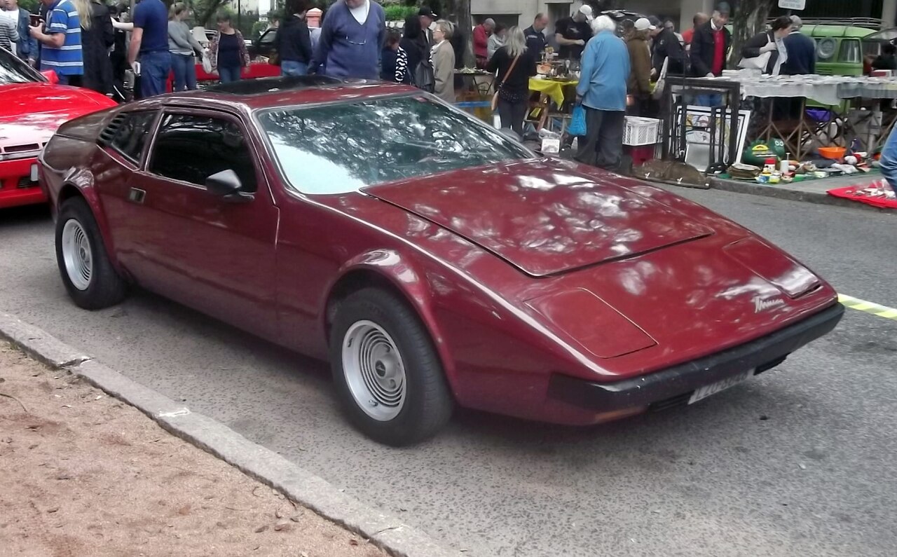Por compartilharem o mesmo nome icônico, muitas pessoas pensam erroneamente que o carro Miura, lançado no Brasil, era réplica ou tinha alguma ligação com a fabricante italiana. Mas não tem.  A confusão ocorre justamente porque, nos anos 70 e 80, existiu uma marca brasileira independente também chamada Miura, que produzia esportivos fora de série de alta tecnologia. 