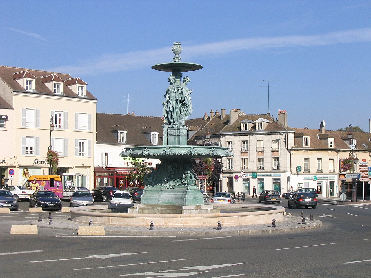 Melun é uma pequena comuna francesa cujo nome remete ao melão, fruta cultivada na região desde a Idade Média. A cidade se desenvolveu em torno da agricultura e mantém mercados locais que valorizam produtos frescos. O nome é um registro direto da importância histórica da fruticultura para a comunidade.