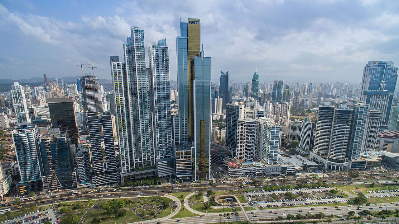 A Cidade do Panamá é a capital panamenha e famosa pelo Canal do Panamá, que conecta os oceanos Atlântico e Pacífico. Além de centro financeiro internacional, é porta de entrada para o comércio global. A cidade combina arranha-céus modernos com o Casco Antiguo, patrimônio histórico. Também é reconhecida como hub cultural e turístico, atraindo visitantes de todo o mundo.

