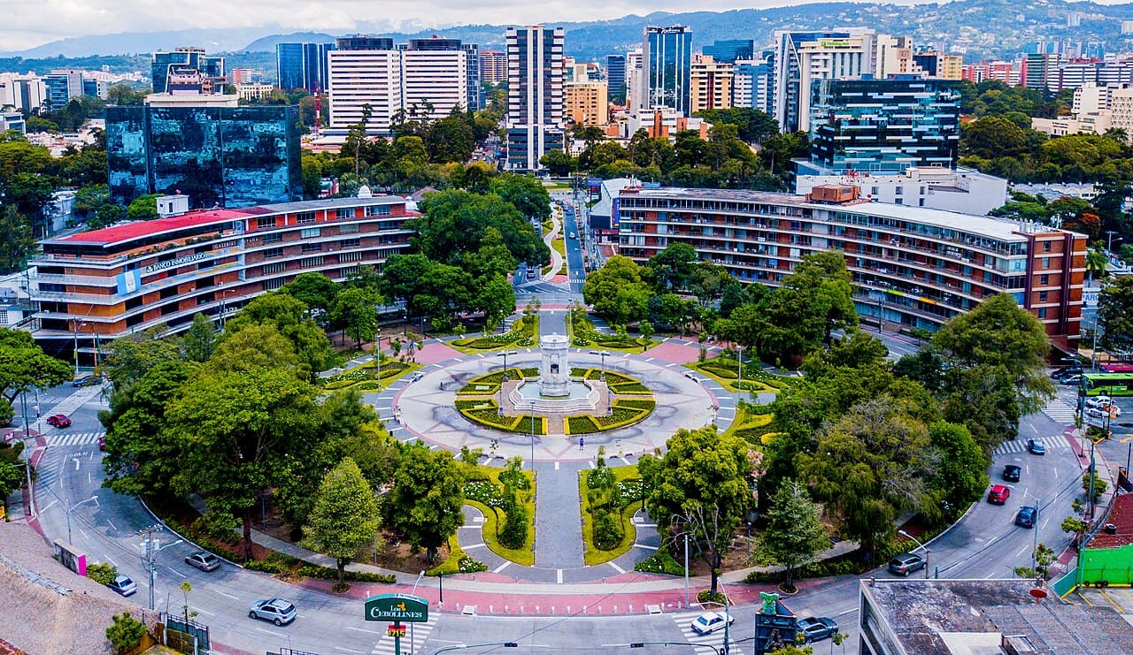 A Cidade da Guatemala é a capital guatemalteca e concentra mais de um milhão de habitantes, sendo o núcleo administrativo e econômico do país. Foi fundada em 1776 após terremotos destruírem Antigua, antiga capital colonial. Atualmente reúne sedes governamentais, comércio e universidades, consolidando-se como motor do desenvolvimento nacional. A cidade também é ponto de partida para explorar a cultura maia e os destinos turísticos da Guatemala, reforçando sua relevância histórica e contemporânea.