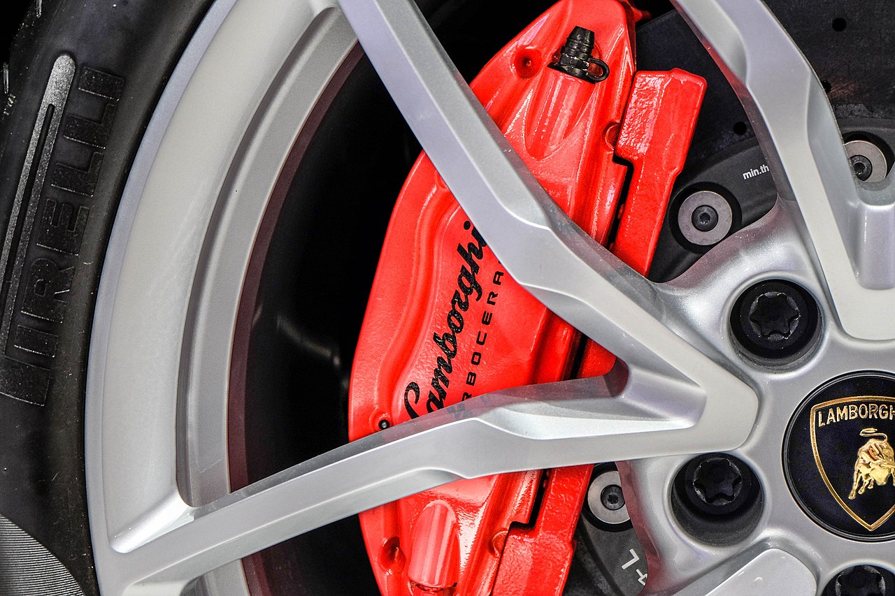 A transição para os carros esportivos ocorreu após uma disputa com Enzo Ferrari, quando Ferruccio Lamborghini reclamou de problemas mecânicos em sua Ferrari e recebeu uma resposta considerada arrogante do rival. Incomodado com a situação, Ferruccio decidiu criar seus próprios automóveis esportivos, dando origem à Lamborghini, que se transformaria em uma das marcas mais famosas do setor.