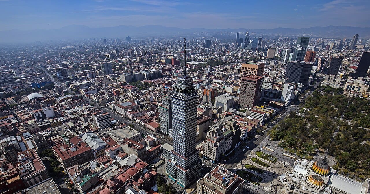 A Cidade do México é a capital mexicana e uma das maiores metrópoles do planeta, com mais de 20 milhões de habitantes em sua área metropolitana. Fundada sobre as ruínas de Tenochtitlán, preserva traços da cultura asteca e da colonização espanhola. É hoje o centro político e econômico do país, abrigando instituições governamentais e financeiras. Além disso, destaca-se como polo cultural, com museus, universidades e uma vida urbana vibrante que influencia toda a América Latina.