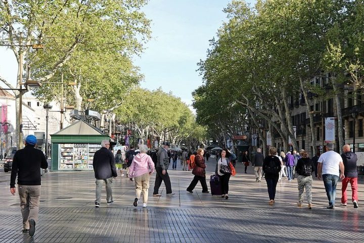 Nos últimos anos, a prefeitura de Barcelona passou a discutir formas de reduzir o excesso de turismo na região e recuperar áreas voltadas aos moradores. Ainda assim, La Rambla continua como um dos espaços mais emblemáticos da cidade, mistura de patrimônio histórico, vida cultural e circulação intensa de pessoas de diferentes partes do mundo.