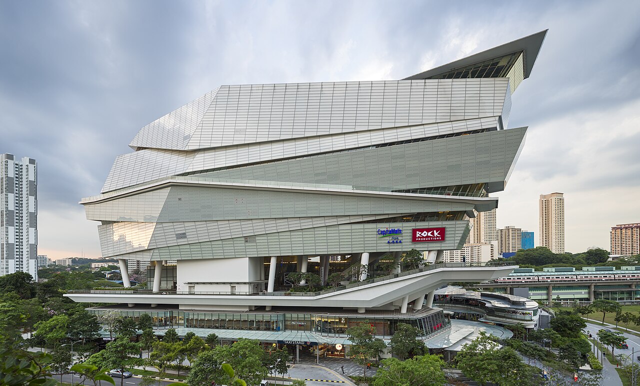 Singapura é uma cidade-Estado no sudeste asiático, conhecida por sua economia altamente desenvolvida. É um dos maiores centros financeiros e portuários do mundo e também se destaca por planejamento urbano, inovação tecnológica e diversidade cultural. Sua posição estratégica a tornou referência global em comércio e conectividade. É considerada modelo de desenvolvimento eficiente no século 20.